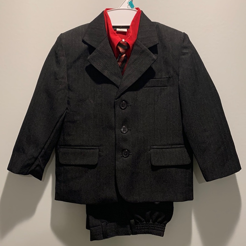 EUC 5 Piece Boys Suit Set. Black w/ faint pinstripe. Size 3T